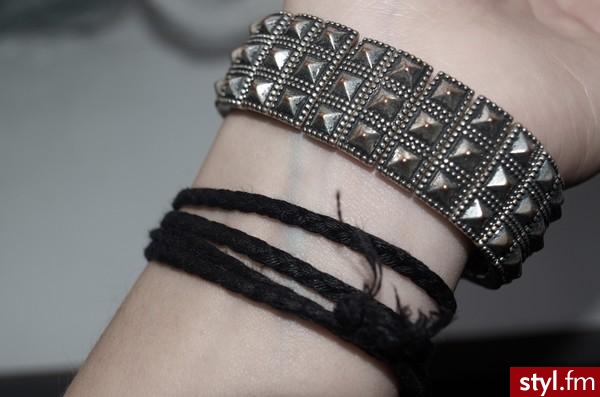 Bransoleta ala ćwieki <br>SPRZEDAM
http://www.facebook.com/pages/Beauty-Clothes/342279892475694 - Bransoletki Biżuteria Moda