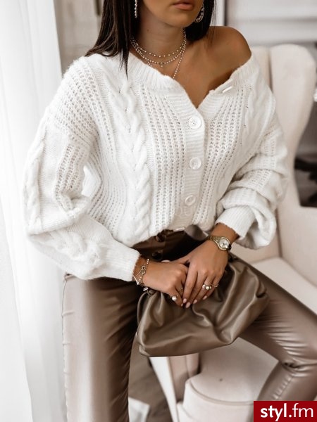 Biały sweter zapinany na guziki. Ciepły i miły w dotyku. https://roseboutique.pl/ - Swetry Ciuchy Moda