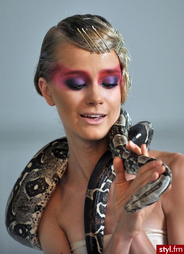 Kasia Smolińska z Top model nieśmiała dziewczyna która nie ma doświadczenia jedna wielka bzdura!!!Fotomodelingiem zajmoje sie od lat http://forums.thefashionspot.com/f52/kasia-smolinska-66683.html - Makijaże