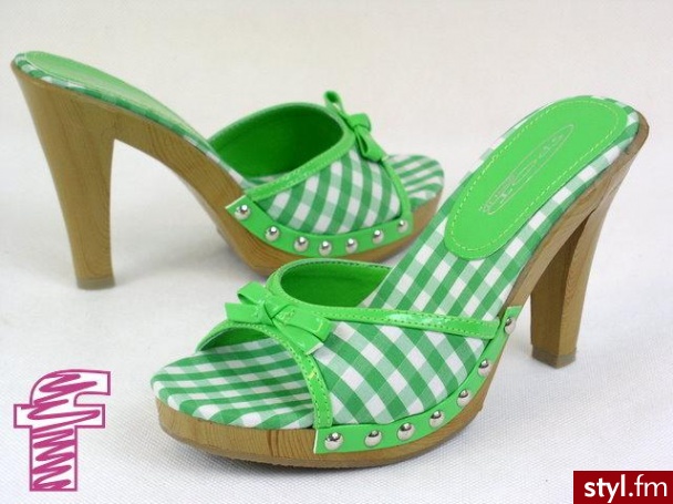 http://allegro.pl/item360066120_
buty_fantasy_wood_zielone_
krata_klapki_r_38.html
<- Tu można kupić te cudeńka xD
cena:159,00 :)
Wys.obcasa:10 cm O.o xD - Pozostałe Buty Moda