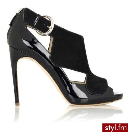 Buty Rupert Sanderson są ciekawym połączeniem wycinanek, zamszu i lakierowanej skóry.
Można je kupić w internetowym sklepie Net-a-Porter. Kosztują 975 dolarów. ;] - Pozostałe Buty Moda