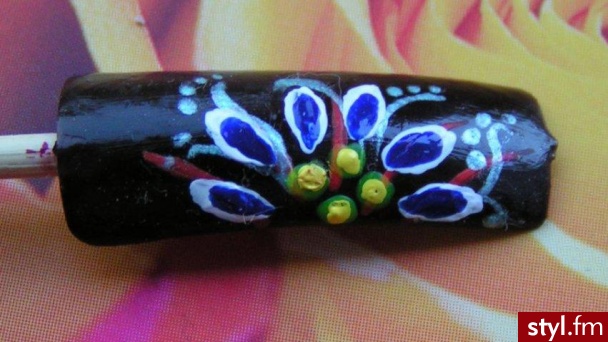takie sobie1. A tak mis ie nudziło:)
Na czarnym lakierze Gosha nr. 021mint kreski farbkami akrylowymi StarNails - Paznokcie