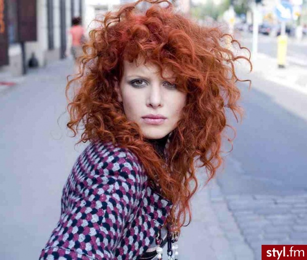 Karolina Gruszka - Kręcone Na co dzień Średnie Fryzury