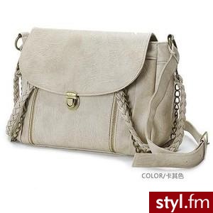 YESSTYLE: Smoothie- Chain-Accent Flap Cross Bag (Khaki - One... - Polyvore. Pobrano ze strony: http://www.polyvore.com/yesstyle_smoothie_chain-accent_flap_cross/thing?id=33071679 - Misz-masz