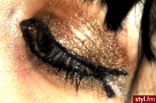 oko, brazowe cienie i eyeliner ( w przyblizeniu wydaje sie ze kreska bardzo gruuuba jest) - Makijaże