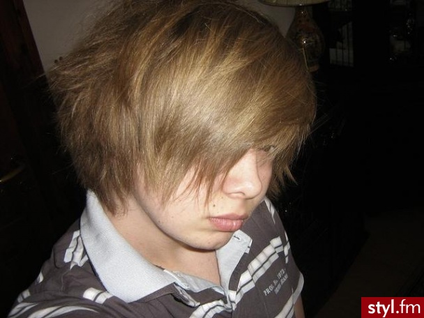 Talent mojej koleżanki. Trochę wody, lakieru, prostownica, grzebień i gotowe :) - EMO Alternatywne Średnie Fryzury