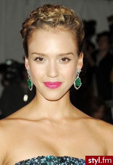 Jessica Alba. - Wieczorowe Średnie Fryzury
