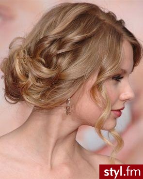 Taylor Swift...;). Taylor Swift w luźnym koczku :) - Wieczorowe Średnie Fryzury