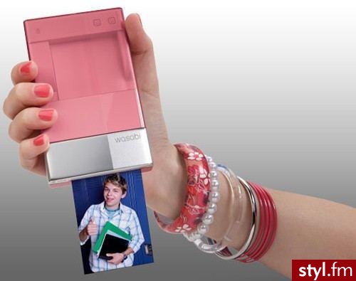 Nowa kieszonkowa drukarka do zdjęć Dell WASABI PZ310 to jednak nie tylko wielce praktyczne urządzenie, ale wręcz bardzo modny gadżet. Oczywiście najważniejsza jest technologia: bezatramentowa, bezkablowa (Bluetooth) i, co najważniejsze, dająca wspaniałe, - Gadżety Inne Moda