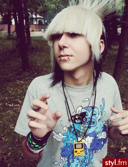 Ah <3 uwielbiam fryzure tego chlopaka dla mnie osobiscie jest mega <3 - Kolorowe EMO Alternatywne Krótkie Męskie Fryzury