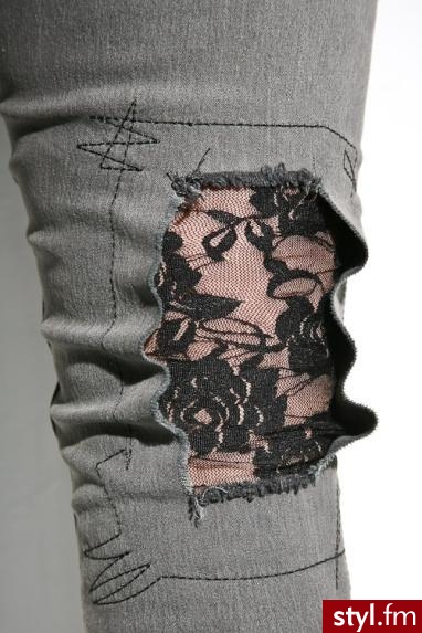 Nietypowe jeansy nawiązujące do mody
znanej z lat osiemdziesiątych to propozycja kontrowersyjna, a mimo to niezwykle popularna.
Cena: $57 czyli 165 złotych, do kupienia w sklepie 80s Purple. - Pozostałe Ciuchy Moda