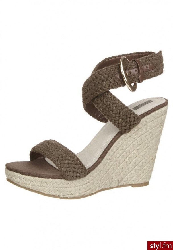 Pier One Sandały na koturnie brązowy - Koturny Buty Moda