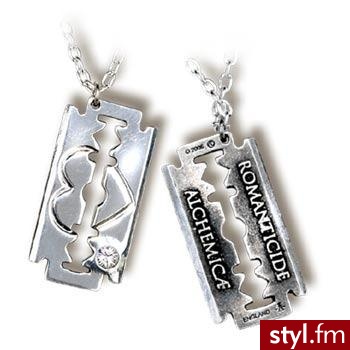 Coś dla Emo xD
http://www.rockmetalshop.pl/product-pol-39557-naszyjnik-Romanticide-Razor-P460-Alchemy-Gothic.html
tu można go dostać:) - Pozostałe Dodatki Moda