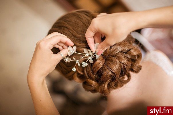 Brązowe Upięcie Kręcone Ślubne Długie Fryzury