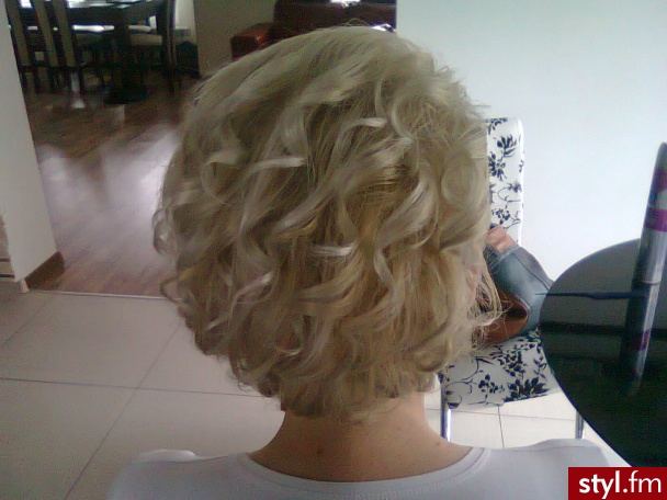 Blond Rozpuszczone Kręcone Wieczorowe Krótkie Fryzury