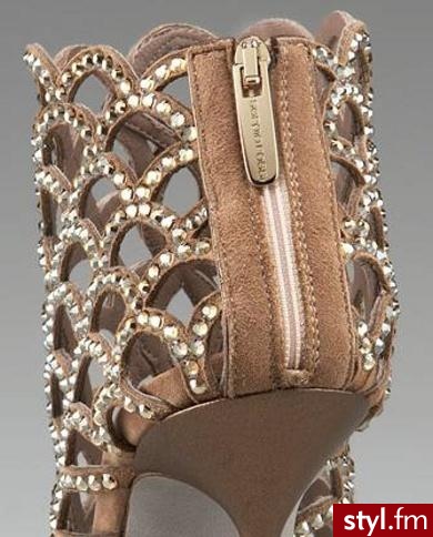 botki Sergio Rossi. botki Sergio Rossi. Cena: $1 550, około 4 445 zł

Kupisz w sklepie Neiman Marcus. Sklep dopuszcza możliwość transportu zamówionych przedmiotów do Polski, ale wymaga to uprzedniego omówienia szczegółów w rozmowie - Pozostałe Buty Moda