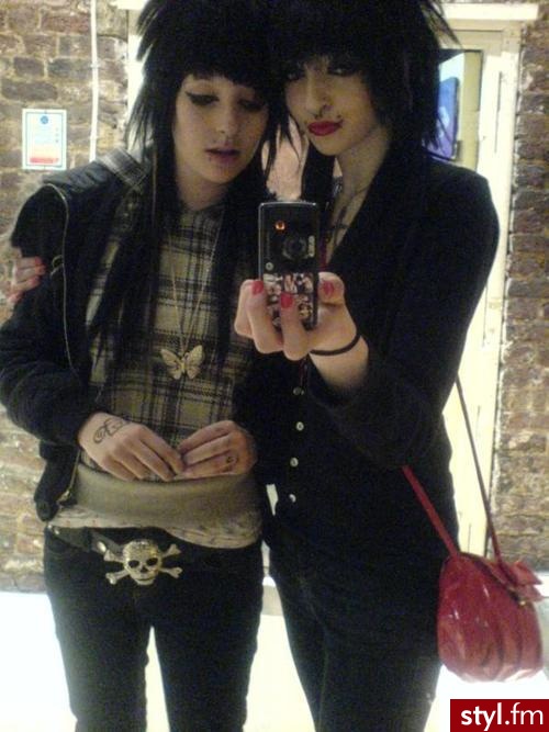 Killed Hannah (; - Średnie Fryzury