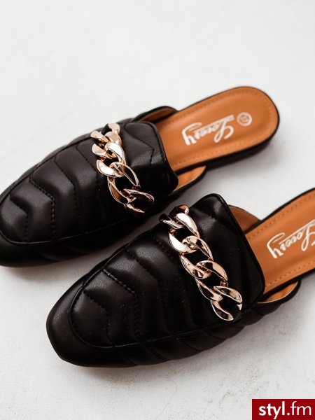 Klapki wykonane zostały z eko skóry w klasycznym kolorze. Złote zdobienie dodaje im elegancji. Pięknie uzupełnią bardziej eleganckie stylizacje. Delikatny obcas sprawa, że są niezwykle komfortowe w noszeniu. https://roseboutique.pl/ - Klapki Buty Moda