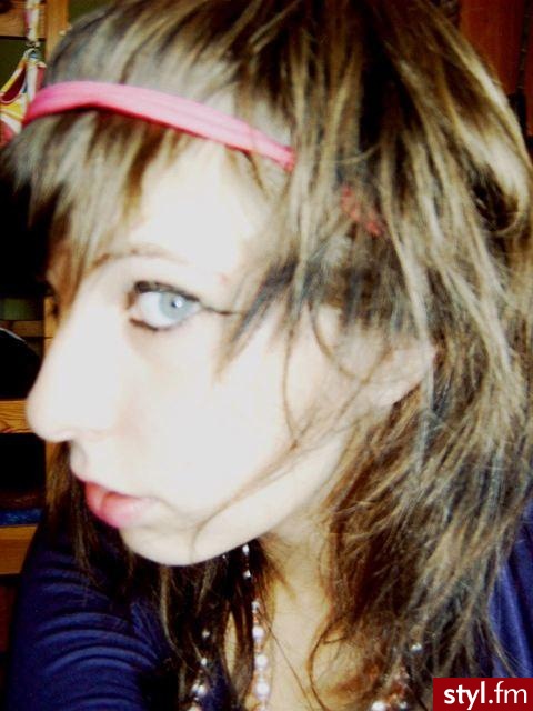 Farbowac wlosy pendzelkiem farba z pantin albo jaka cchecie i zostawiac odstepy zeby byly takie jakby paskowate xD - EMO Alternatywne Średnie Fryzury