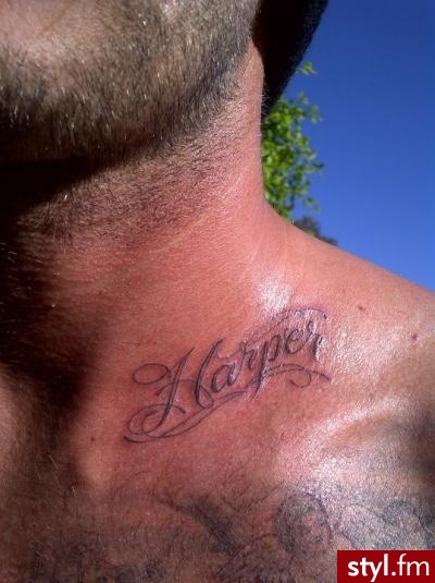 nowy tattoo davida beckhama z imieniem córeczki :) - Tatuaże