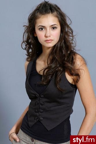 Nina Dobrev - Długie Fryzury