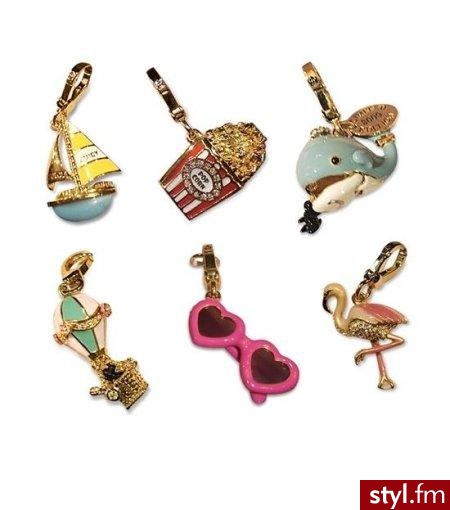 Firma Juicy Couture słynie z oryginalnych dodatków.Kolorowe charmsy są niezwykle popularne. Te urocze ozdoby można wymieniać, by ulubiona bransoletka nie wyglądała codziennie tak samo. Mogą też służyć jako breloczek, czy przypinka. Idealnie ozdabiają stró - Pozostałe Dodatki Moda