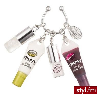 Coś dla fanek "Be Delicious" od DKNY. OD teraz, w formie przywieszki do kluczy, możemy zawsze mieć przy sobie małą buteleczkę tych perfum oraz błyszczyki do ust :) Cena: $35 - Misz-masz