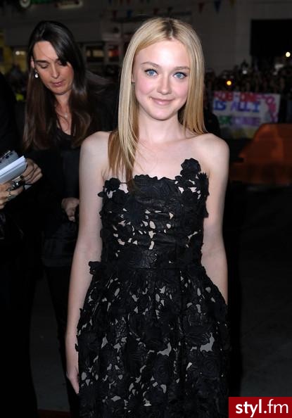 Dakota Fanning 
-premiera filmu \"Zmierzch - Księżyc w nowiu \"

Sukienka- VERSACE , buty - D&G - Moda uliczna Inne Moda