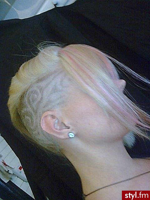 Kolorowe Tribale - wzory na głowie Alternatywne Średnie Fryzury
