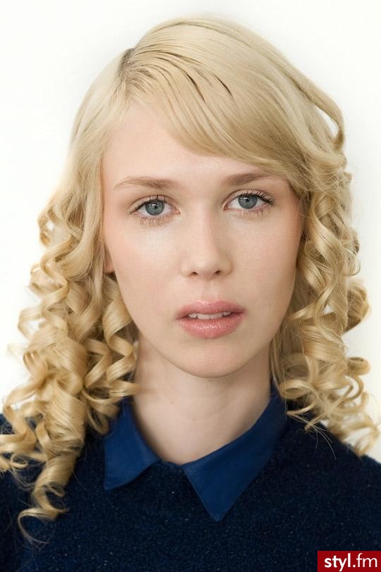 Blond Rozpuszczone Kręcone Wieczorowe Średnie Fryzury