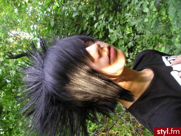 Hahaha na początek chciałem powiedzieć że ta fryzura nie jest emo tylko SCENE ale takiej kategori nie ma na tym serwerze :D - EMO Alternatywne Średnie Fryzury