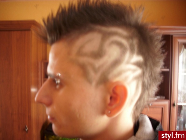 wzorki na głowie. :D - Punk Rock Alternatywne Średnie Fryzury
