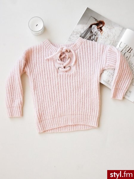 Sweterek dziewczęcy z wiązaniem przy szyi. Sweterek posiada delikatny ściągacz przy rękawie i w pasie. https://roseboutique.pl/ - Swetry Ciuchy Moda