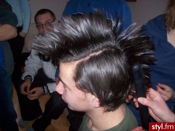 Aby wykonać daną fryzurę wystarczy chwila wolna dobre chęci oraz umiejętności xD - Punk Rock Alternatywne Średnie Fryzury