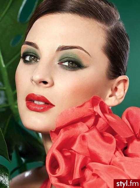 makijaż wiosenny. Make Up Factory Inspiracją dla kolekcji były kolory tropikalnych lasów. Na pierwszym planie koralowe usta. Oczy podkreślone cieniami w inten-sywnej leśnej zieleni i złotych brązach. - Makijaże