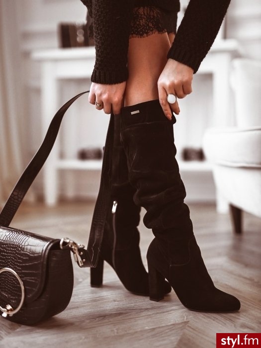 Klasyczne kozaki z delikatnie zaokrąglonym noskiem. Posiadają metalowy emblemat sygnowany naszą marką. Kozaki na słupku to idealny wybór do każdej jesiennej stylizacji. Doskonale uzupełni je krótka spódniczka oraz skórzana ramoneska.  - Kozaki Buty Moda