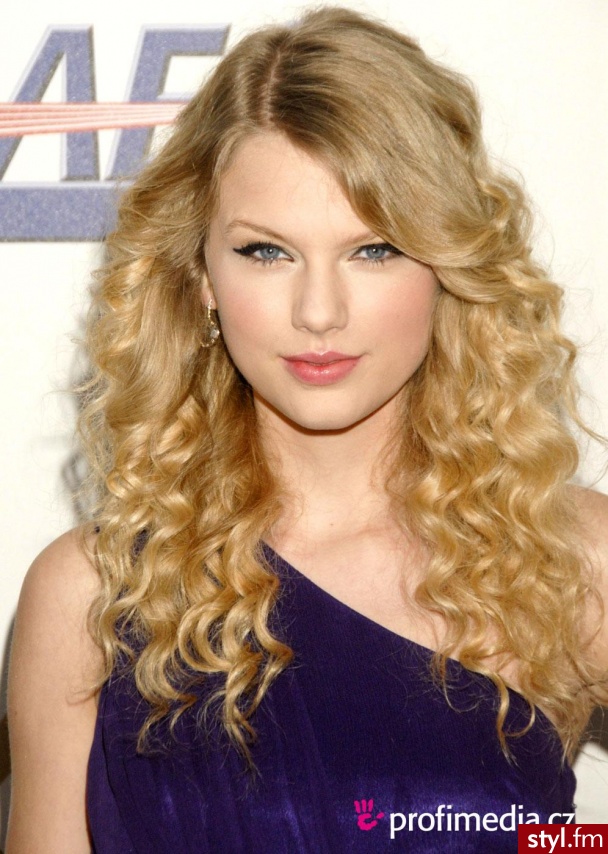 :*. Taylor Swift ;D - Kręcone Na co dzień Średnie Fryzury