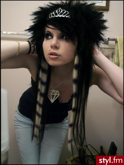 Fryzura dość nietypowa... podoba się  tobie ?? :) ;] - Punk Rock Alternatywne Średnie Fryzury