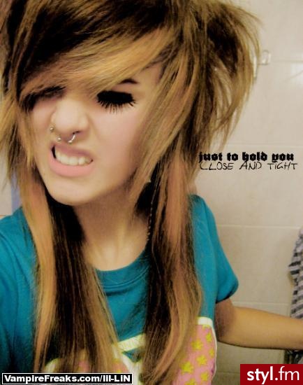 To nie moja fotka ^^ Jeżeli to zdjęcie znajduje się już w galerii prosze napisac, to usune xd - EMO Alternatywne Średnie Fryzury
