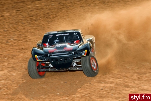 Traxxas Samochód Zdalnie Sterowany 1/10 4X4 Slash Race Truck - Zestaw Rtr - Dziecko