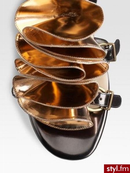 Sandałki Christian Louboutin

Można je kupić w internetowym sklepie SaksFifthAvenue. Kosztują 1265 dolarów.  :) - Pozostałe Buty Moda