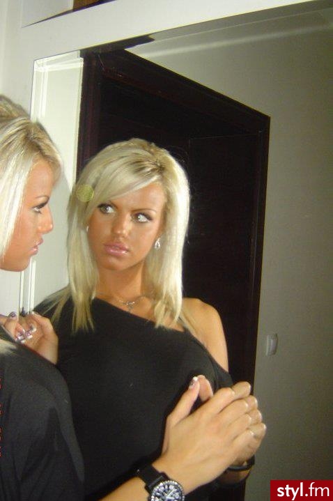 Elitza Babek - Blond Rozpuszczone Proste z grzywką Na co dzień Średnie Fryzury