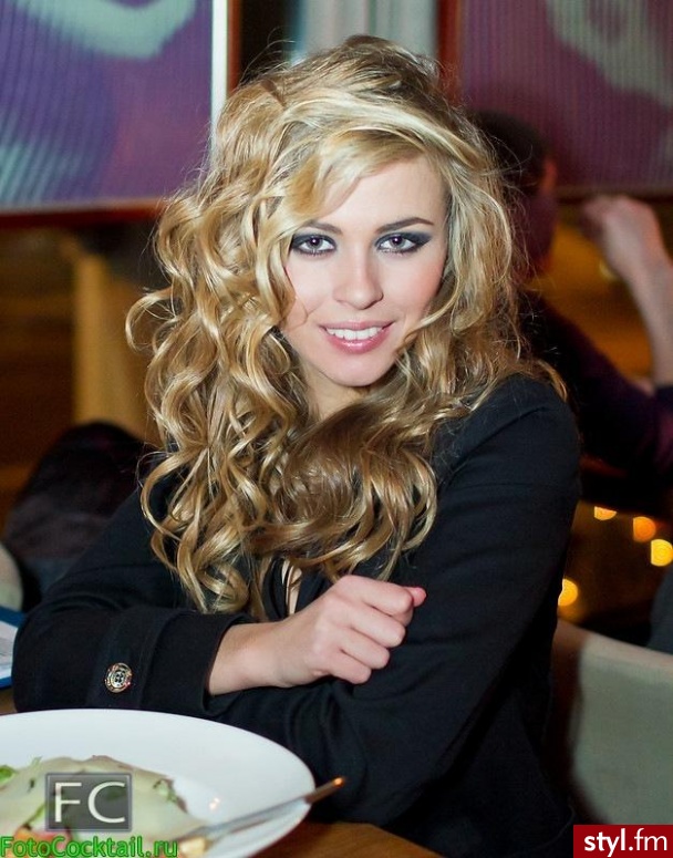 Blond Rozpuszczone Kręcone Na co dzień Średnie Fryzury