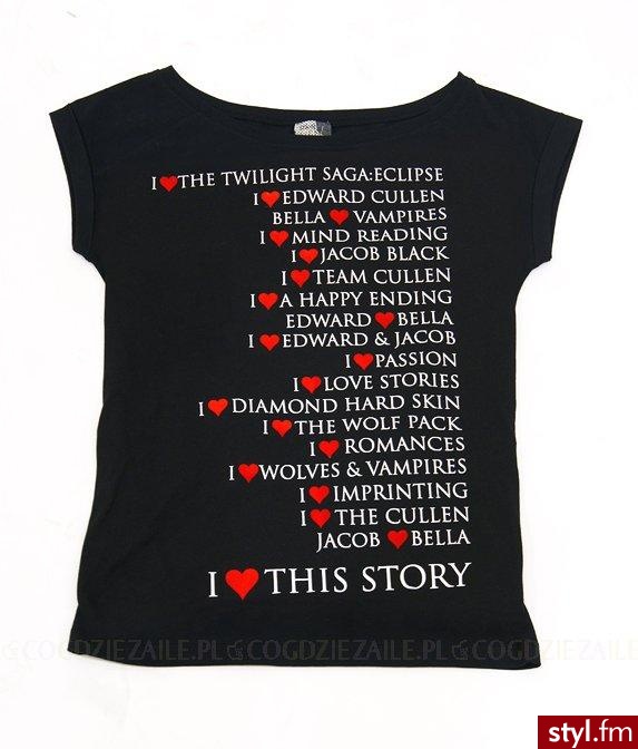 T-shirt - Bershka. Bawełniany, czarny t-shirt o dłuższym fasonie z nowej kolekcji marki Bershka przygotowanej z myślą o fankach sagi \"Zmierzch\". Z krótkim rękawkiem, półokrągłym dekoltem i nadrukiem z przodu. Szukaj go w salonach firmowych pod - Pozostałe Ciuchy Moda