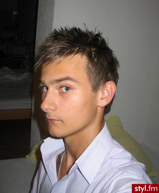 Jak zrobić? - to był przypadek. Prostownica i Wella ShockVawaes krem do układania włosów artystyczny nieład, lakier Pantene PRO-V. Najmocniej utrwalający. - Średnie Męskie Fryzury