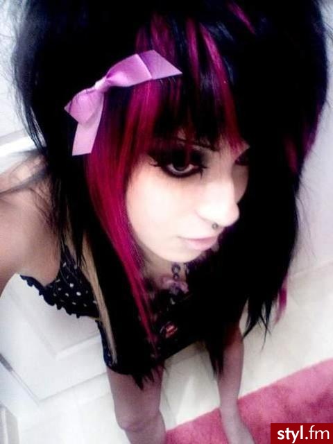 Dani Gore <3 - EMO Alternatywne Średnie Fryzury