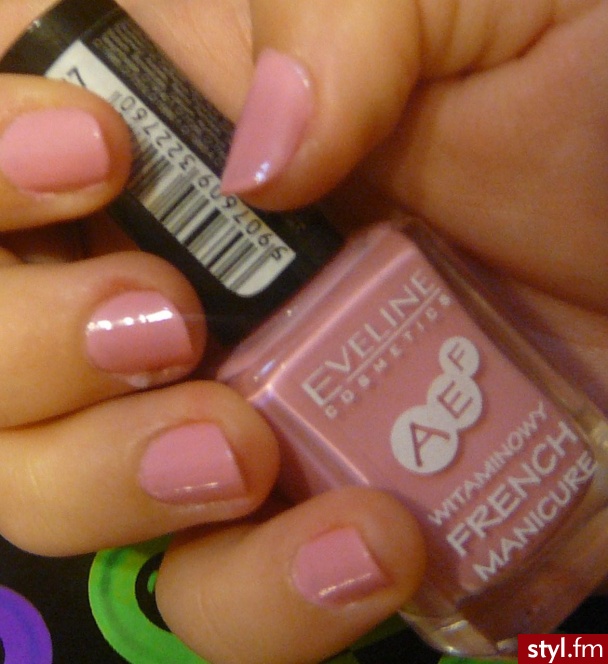 Lakier firmy Eveline cosmetics - Witaminowy French Manicure. Nazwa tego koloru to Rose ;) Cena około 10 zł ^.^ Na żywo kolor jest bardziej różowy...i aby uzyskac taki efekt musiałam 3 warstwy nałożyc ;p - Paznokcie