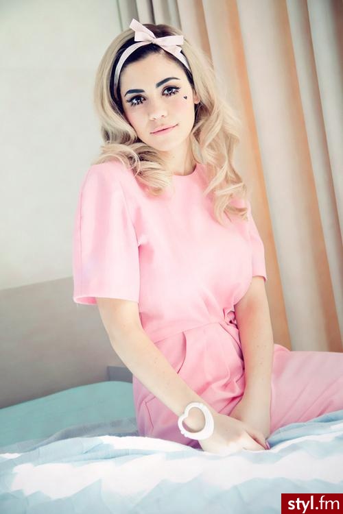 Blond Rozpuszczone Kręcone Na co dzień Średnie Fryzury
