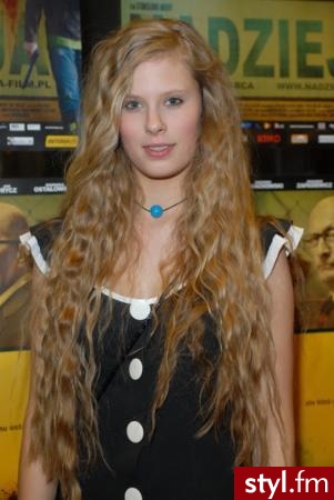 julia pietrucha - Kręcone Na co dzień Średnie Fryzury