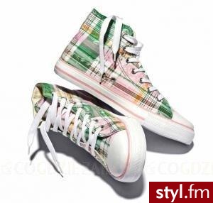 Stylowe trampki z nowej kolekcji Candy Kitten, młodzieżowej marki Fishbone. W dziewczęcą, pastelową kratę z zielonymi i różowymi akcentami. Znajdziesz je, w przystępnej cenie, w sklepach New Yorker.za 54,95 - Moda uliczna Inne Moda